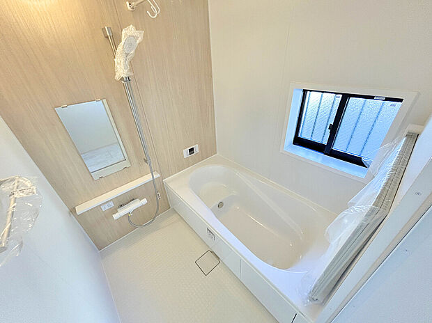 【【Bath Room】】1坪タイプのバスルーム。足を伸ばしてゆったりと浸かれるのはもちろん、洗い場も広さがあるので立ったりしゃがんだりする動作もスムーズに行えます。