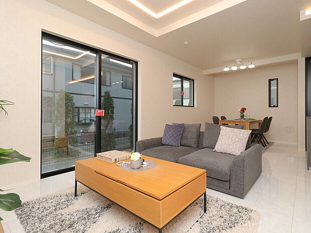 【【LDK：18.1帖】】ガス式床暖房搭載で冬でも温かく快適な空間。