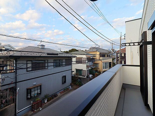 【【Balcony】】2部屋続きのバルコニーで洗濯作業もしやすくなります。