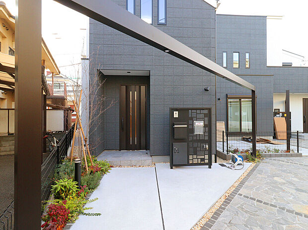 【【Entrance】】宅配ボックスとスマートフォン連動型TVドアホンがついている、セキュリティ面でも安心の住まい。