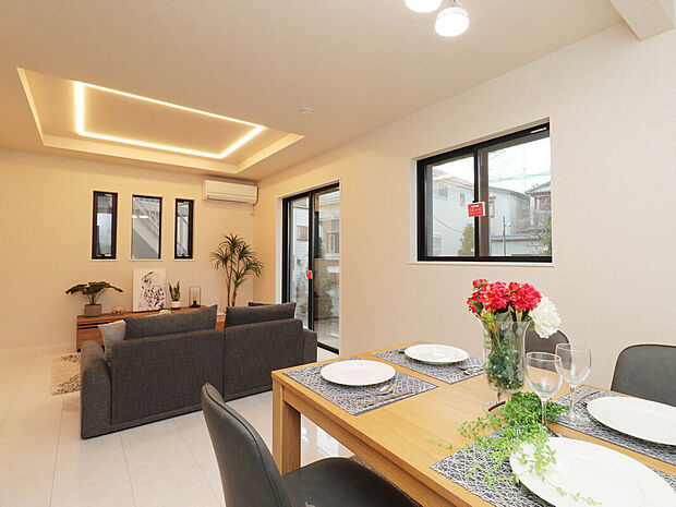 【【LDK：18.1帖】】ガス式床暖房搭載で冬でも温かく快適な空間。