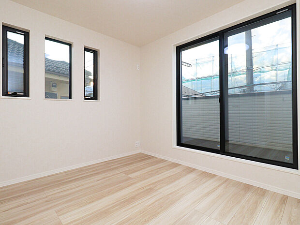 【【Room：5.3帖】】全室2面採光で陽当たり・通風良好。どの居室も明るく過ごしやすい空間。