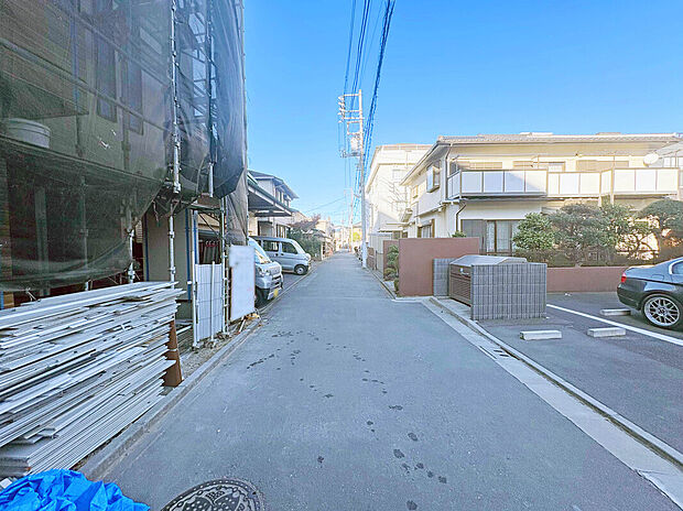 【【前面道路】】物件周辺はコンビニ徒歩2分、スーパー徒歩8分と買い物施設が使いやすい徒歩圏内に点在している環境。