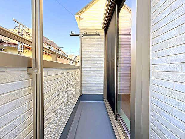 【【Balcony】】3面採光のLDK。窓多く備わっており、常に心地よい日差しが入り込んできます！吹抜仕様のリビングルームで開放的な空間での優雅な暮らしを叶えます！