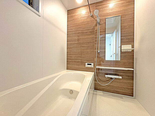 【【Bath Room】】1坪タイプのバスルーム。足を伸ばしてゆったりと浸かれるのはもちろん、洗い場も広さがあるので立ったりしゃがんだりする動作もスムーズに行えます。