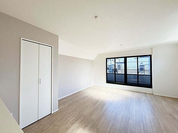 【【LDK:18.5帖】】床暖房搭載リビングで冬でも足先から温かく快適な空間で家族団らんのひと時を過ごすことが可能です。