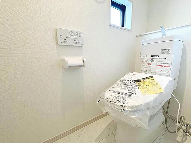 【【施工例:Toilet】】各階にトイレがあるので、朝慌ただしい時間帯に混む心配が減ります。わざわざトイレのために階段を昇り降りをせずに済みます。