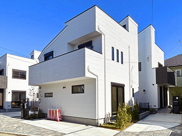 【【外観：4号棟】】スーパーやコンビニなど商業施設は徒歩10分圏内にあり、日々のお買い物や休日のまとめ買いなども行き来しやすい距離で便利な住環境です。