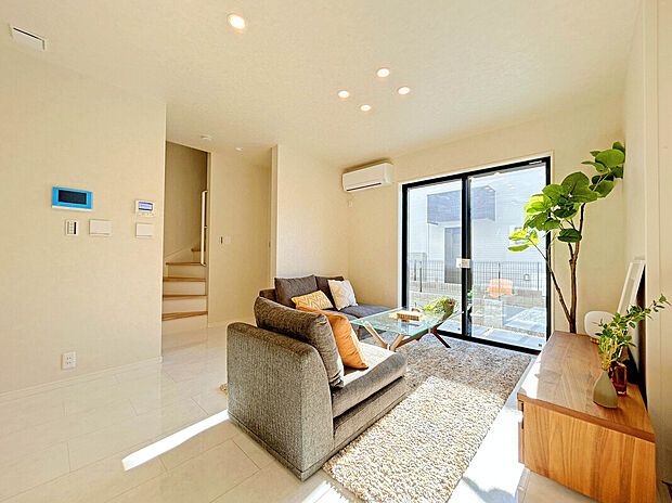 【【床暖房】】リビングに床暖房が標準設備しているため、冬場の寒い時期でも足元から温まることが出来ます。埃が舞う心配も減り、小さなお子様も安心して過ごすことが出来ます。