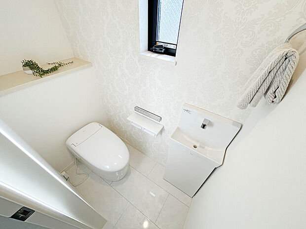 【【Toilet】】各階にタンクレストイレがあるので、朝慌ただしい時間帯に混む心配が減ります。わざわざトイレのために階段を昇り降りをせずに済みます。