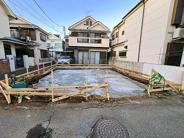 【【外観：12月中旬撮影】】物件周辺はドラッグストア徒歩4分、コンビニ徒歩6分、スーパー徒歩7分と買い物施設が気軽に利用しやすい徒歩7分圏内に点在している暮らしやすい環境。