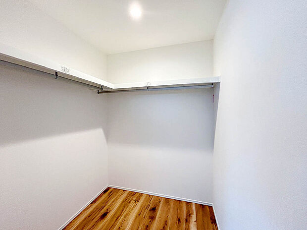 【【施工例：WIC】】スペースが確保されているため、アイテムごとに収納を分けて整理することができます。棚やハンガーパイプ、引き出しを配置することで、衣類や小物を見やすく、取り出しやすくできます。