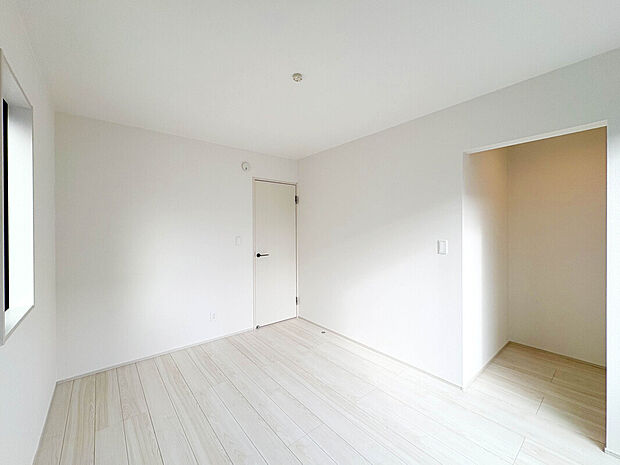 【【Room】】陽当り良好のバルコニーに面した居室。心地よい陽光差し込む心落ち着く空間。