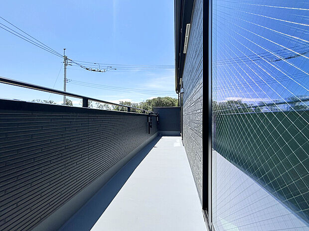 【【Wide Balcony】】通常のバルコニーより広い設計。洗濯物を干すだけでなく、ガーデニングなども愉しめる広さがあります。