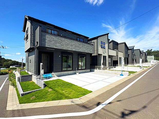 【【外観】】交通量の少ない前面道路ですので、小さなお子様がいらっしゃるご家庭でも安心してお住まいになれます。