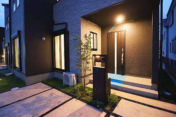 【【Entrance】】都心に近い緑の丘に堂々登場した新街区。モデルハウス棟を併設しているため、暮らしのイメージが付きやすくなっています。