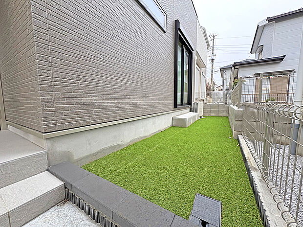 【【Garden】】ガーデニング等の趣味やちょっとした作業スペースとして活用可能。南東向きなので陽当たり良好です。