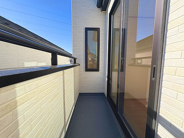 【【Balcony】】南向きのバルコニーのため陽当たり良好。
一日中陽当たりが良く、洗濯物も乾きやすくなっています。