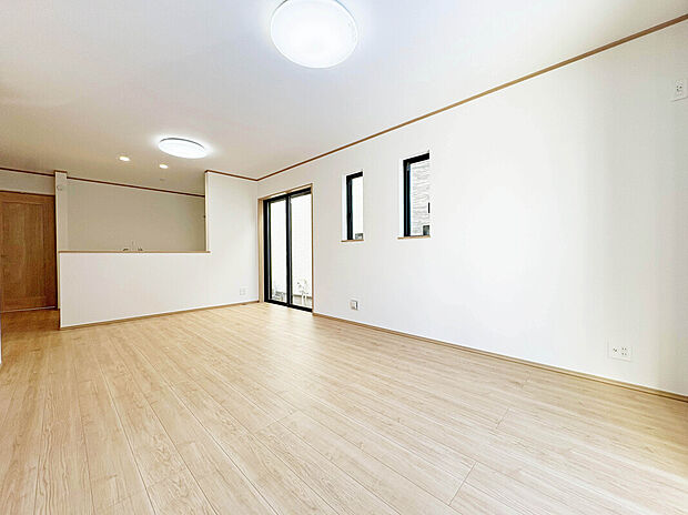 【【LDK:16帖】】リビング全体を見渡せるカウンターキッチン。
リビングに居るご家族と会話を楽しみながらの作業が可能です。