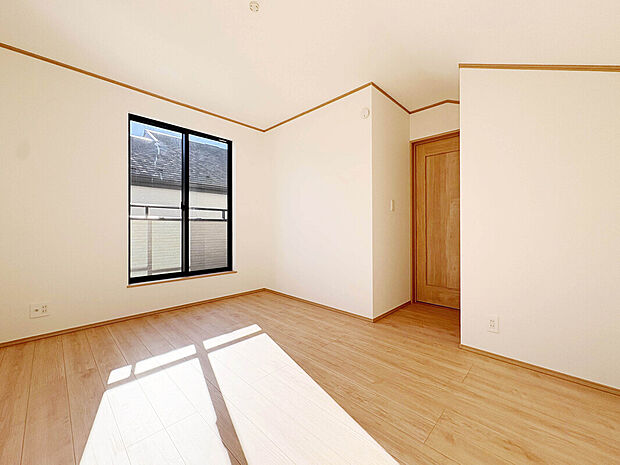 【【Room:6.5帖】】全室南向きの為陽当たり良好。
日中は柔らかな陽射しが降り注ぐ居心地の良い室内で過ごせます。