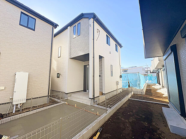 【【外観:E号棟】】スーパーやコンビニなど商業施設が徒歩5分圏内にあり、日々のお買い物や休日のまとめ買いなども行き来しやすい距離で便利な住環境です!