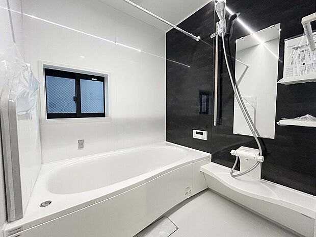 【【施工例：Bath Room】】足を伸ばしてゆったりと浸かれるのはもちろん、洗い場も広さがあるので立ったりしゃがんだりする動作もスムーズに行えます。