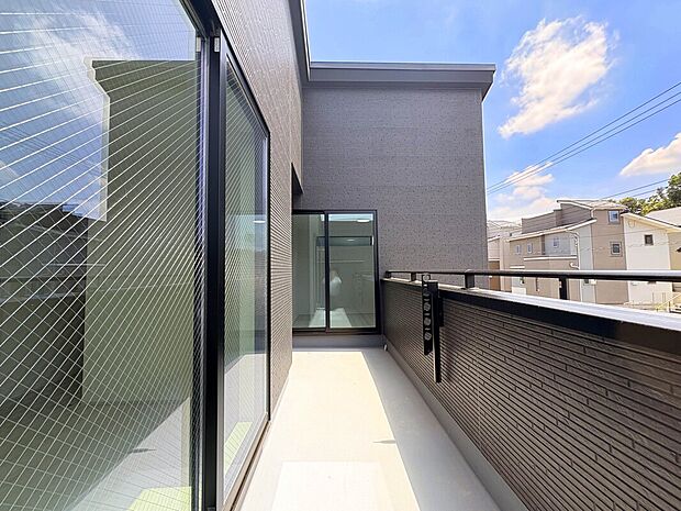 【【施工例：Balcony】】南向きのバルコニーのため陽当たり良好。
一日中陽当たりが良く、洗濯物も乾きやすくなっています。