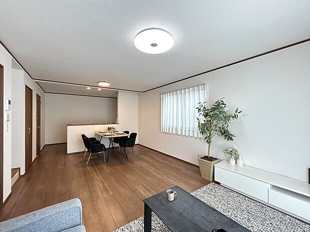 【【施工例：LDK】】小田急線「和泉多摩川」駅徒歩7分、「狛江」駅徒歩10分で利用可能な好立地！「新宿」駅までも乗り換えなしで直通で行くことができます。