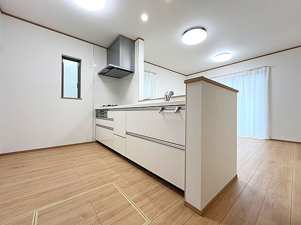 【【施工例：Kitchen】】開放感あるカフェスタイルのおしゃれなフルオープンキッチン採用！リビング全体が見渡せられるので、子供の様子を見ながら、家族との会話を楽しみながら料理ができます！