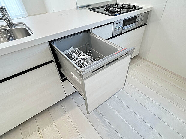 【【施工例：Kitchen】】あると便利な食洗器搭載キッチン。手洗いの時間や労力を大幅に削減でき、家事の効率化が図れ、空いた時間に他の作業やのんびり家族との時間が増えます。