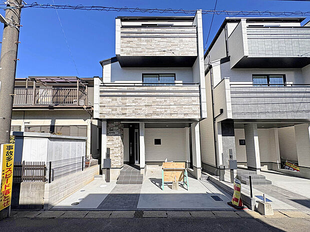 【【外観：A号棟】】東武野田線「塚田」駅徒歩9分、「新船橋」駅徒歩15分で利用可能な好立地！「塚田」駅から「船橋」駅まで直通4分で行くことができます。