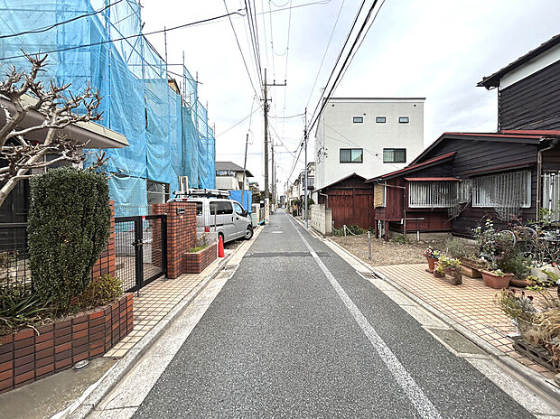 【【前面道路】】スーパーやコンビニなど商業施設が徒歩3分圏内にあり、日々のお買い物や休日のまとめ買いなども行き来しやすい距離で便利な住環境。