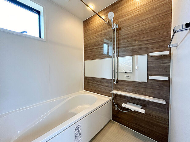 【【施工例：Bath Room】】ゆったり浸かれる一坪バスルーム。浴室暖房乾燥機が備わっているので一年中快適な空間での入浴が可能です。