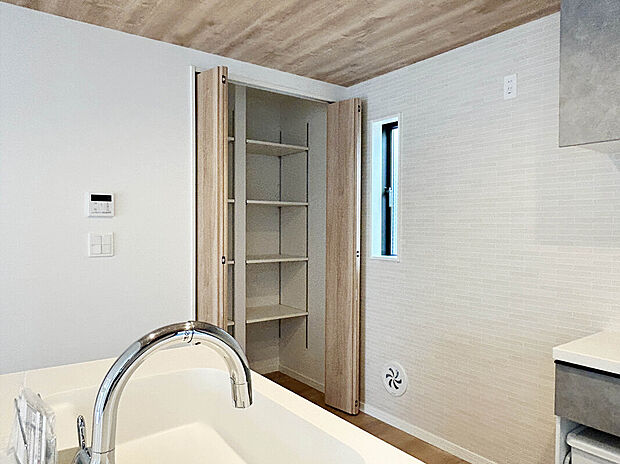 【【Pantry】】常温保存が可能な食料品や調味料、食器、消耗品、日用品などをストックしておくことができます。また、収納スペースが確保できることで、キッチン周りが散らからず、使いやすい環境を保てます。