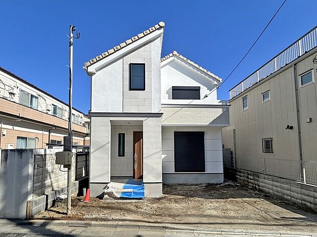 【【外観：2月撮影】】LDK18帖の4LDKファミリープランで暮らしやすいプランニング。2台駐車可能な広々としたカースペース。