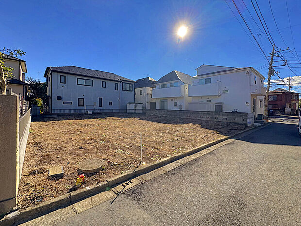 【【外観：2月上旬撮影】】「喜多見」駅から「新宿」駅まで18分ほどで行くことが可能。通勤・通学・お出かけに便利な立地！