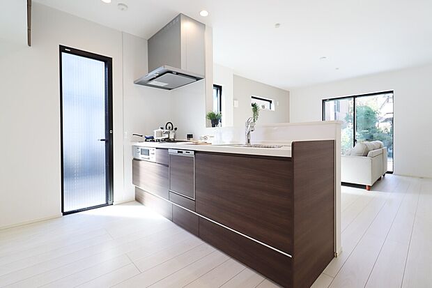 【【施工例：Kitchen】】開放感あるカフェスタイルのおしゃれなフルオープンキッチン採用！リビング全体が見渡せられるので、子供の様子を見ながら、家族との会話を楽しみながら料理ができます！