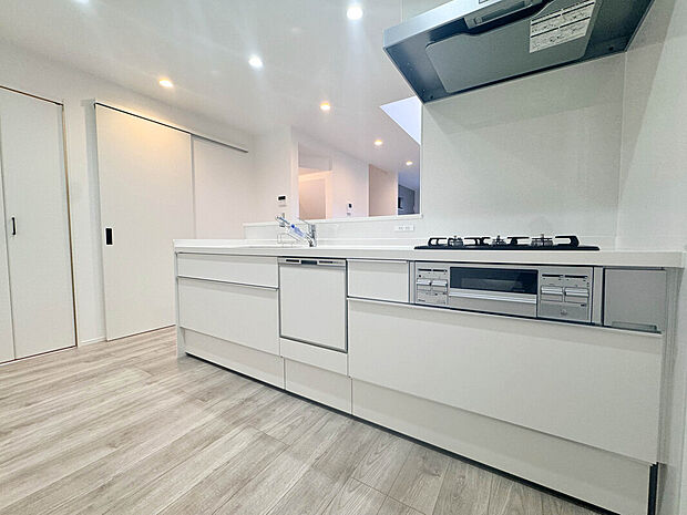 【【施工例：Kitchen】】あると便利な食洗器搭載キッチン。手洗いの時間や労力を大幅に削減でき、家事の効率化が図れ、空いた時間に他の作業やのんびり家族との時間が増えます。