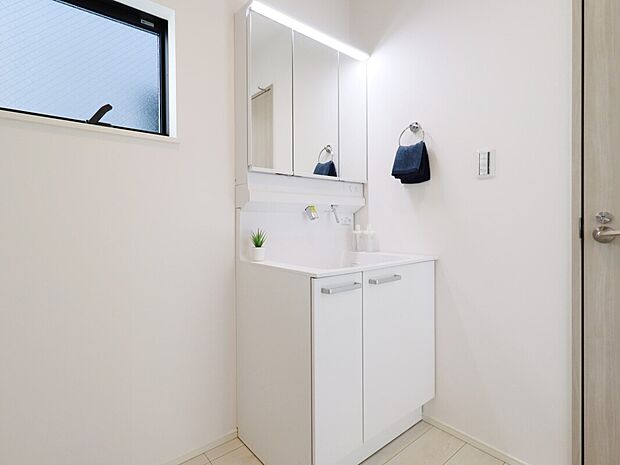 【【施工例：Wash Room】】機能美とデザイン性を両立させた3面鏡付の洗面化粧台。視覚的に広がり感を持たせるだけでなく、機能的にも優れています。