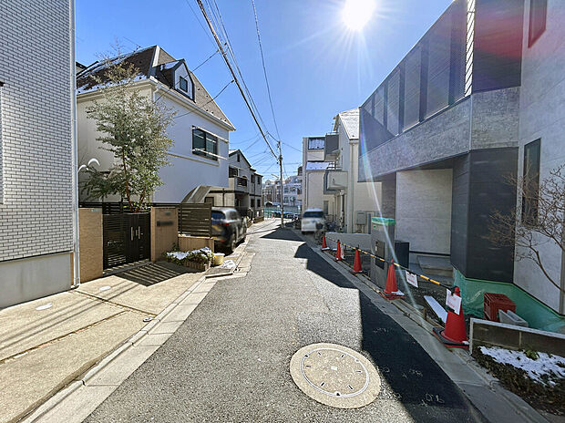 【【前面道路】】小田急小田原線「梅ヶ丘」駅徒歩13分で利用可能な立地。下北沢にも2駅で出られるので買い物や外食にも便利。新宿へ電車で約13分ほどでアクセス可能！
