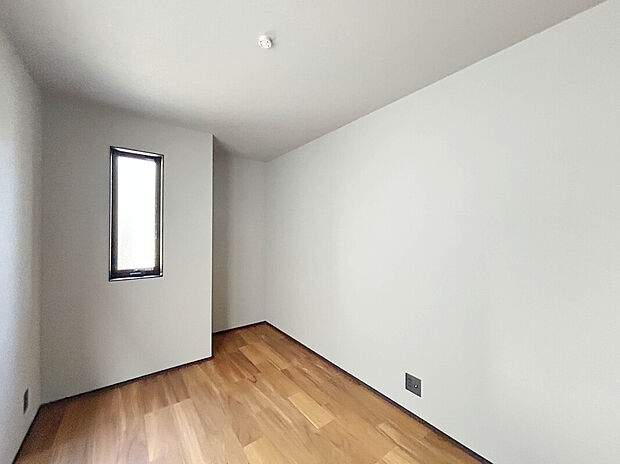 【【Room：4.7帖】】バルコニーは2階に設け、洗濯動線もスムーズ。ビルトインガレージ付きで、大切なお車を雨や汚れから守れるほか、外観デザインにも統一感を与えています。