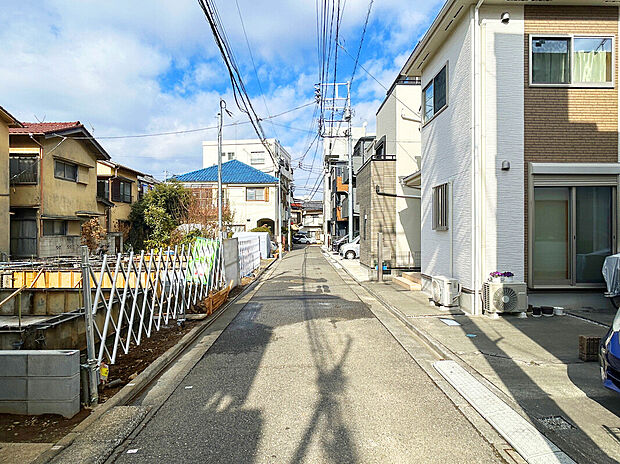 【【前面道路】】コンビニ徒歩2分、スーパー徒歩7分と買い物施設が毎日利用しやすい徒歩圏内に点在している暮らしやすい住環境。