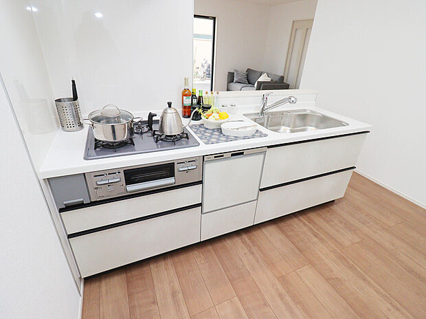 【【Kitchen】】開放感あるカフェスタイルのおしゃれなフルオープンキッチン採用!リビング全体が見渡せられるので、子供の様子を見ながら、家族との会話を楽しみながら料理ができます!