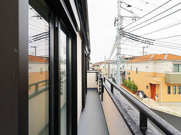 【【Balcony】】南向きのバルコニーが備わっており、日中の太陽光を取り入れやすいため、部屋が暖かくなり、暖房の使用が減る可能性があります。エネルギー効率が向上することで、光熱費の節約にもなります。