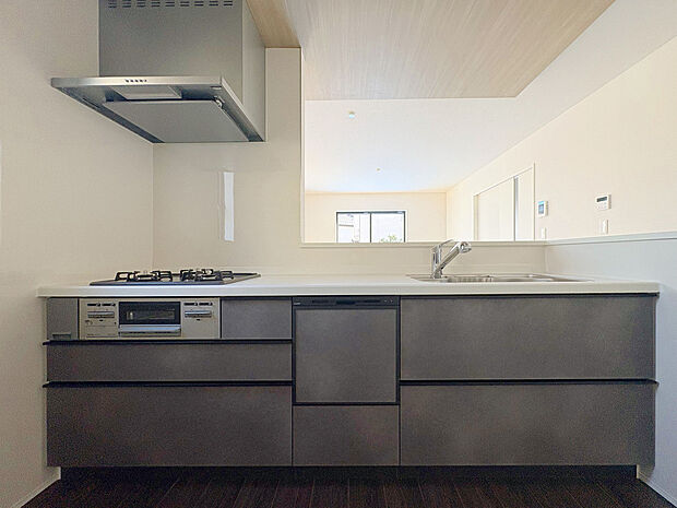 【【モデルハウス棟:Kitchen】】食洗機が備わったシステムキッチンで作業時間の短縮が叶います。