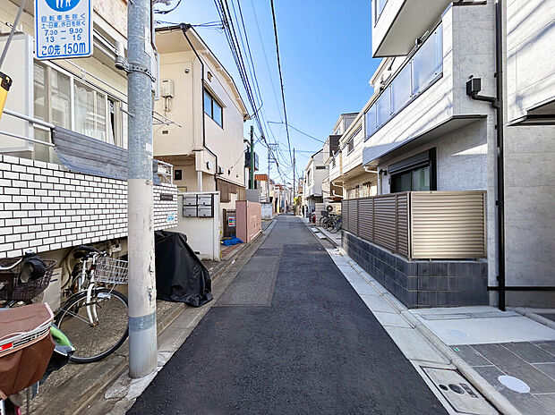 【【前面道路】】コンビニ徒歩4分、スーパー徒歩8分と買い物施設が利用しやすい徒歩圏内に点在している暮らしやすい環境。