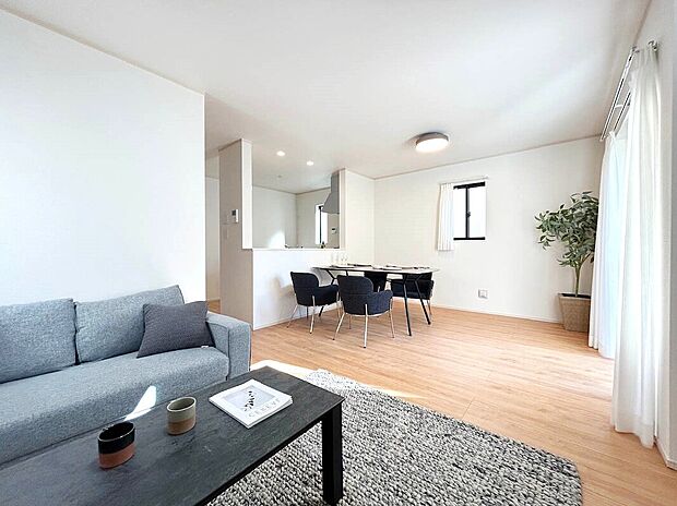 【【施工例:LDK】】水回り集約設計やリビング階段・全室南向きなどのバリエーション豊富な間取プランで家族みんなが満足する住まいを見つけられます。