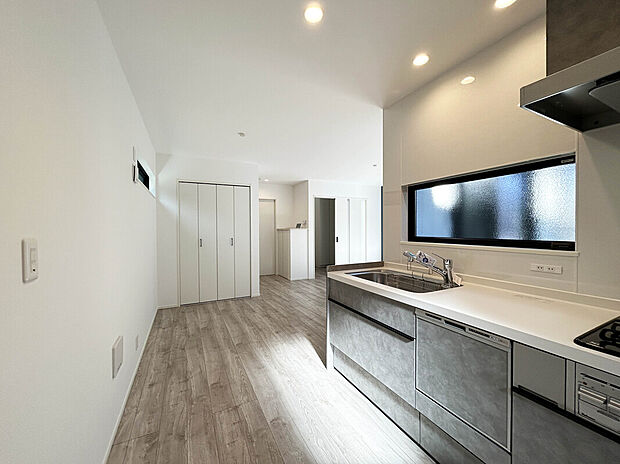 【【施工例：Kitchen】】あると便利な食洗器搭載キッチン。手洗いの時間や労力を大幅に削減でき、家事の効率化が図れ、空いた時間に他の作業やのんびり家族との時間が増えます。