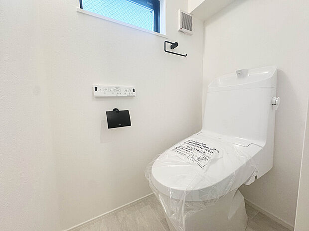 【【施工例：Toilet】】1階と3階にトイレがあるので、朝慌ただしい時間帯に混む心配が減ります。