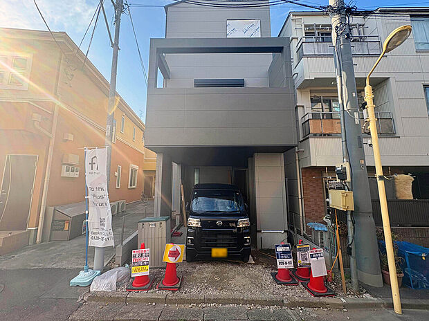 【【外観：4月上旬撮影】】2面バルコニー、ビルトインガレージなど敷地を最大限に活かした設備構造。敷地内に車を停めておけるので、遠くへのお出掛けもしやすい！